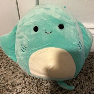 Maggie the Stingray 8” Squishmallow (tags detached but included)